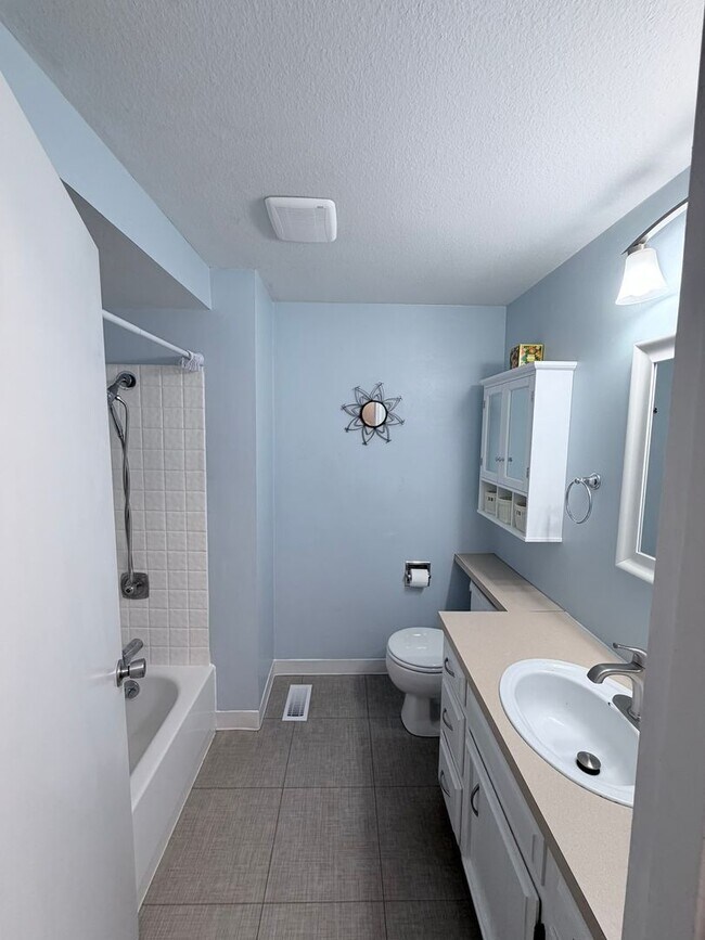 Building Photo - Well Maintained Three Bedroom Home in South Salem