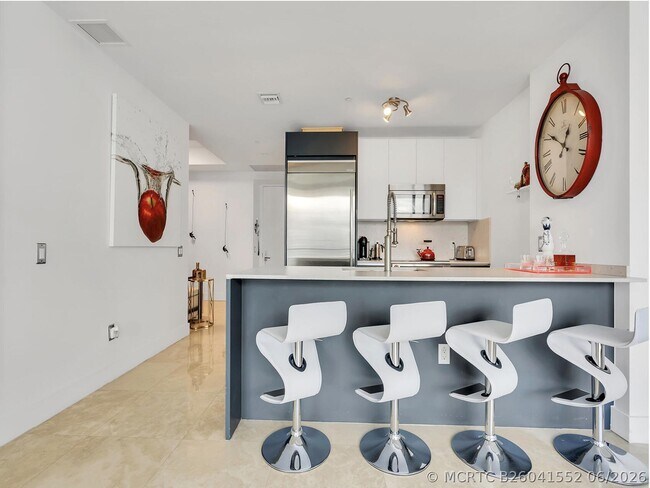 Building Photo - 1300 Brickell Bay Dr