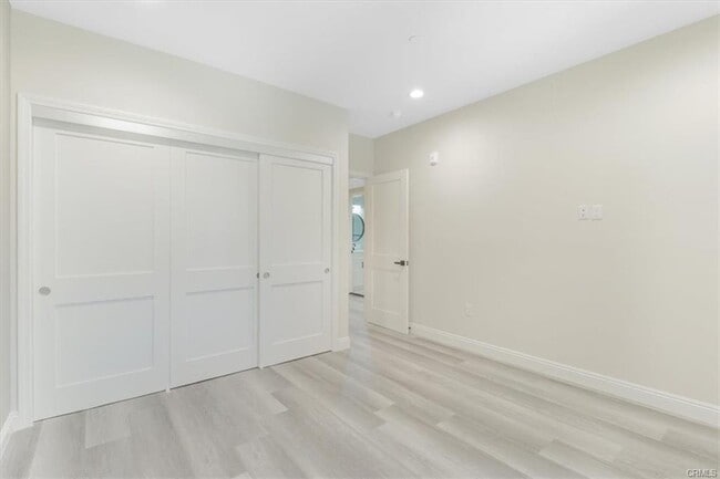 Building Photo - 571 Lincoln Ave