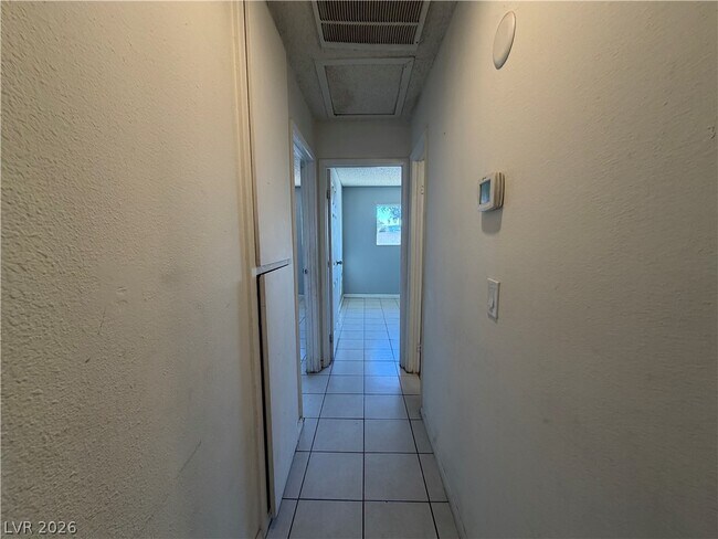 Building Photo - 5971 Vía Capri Dr