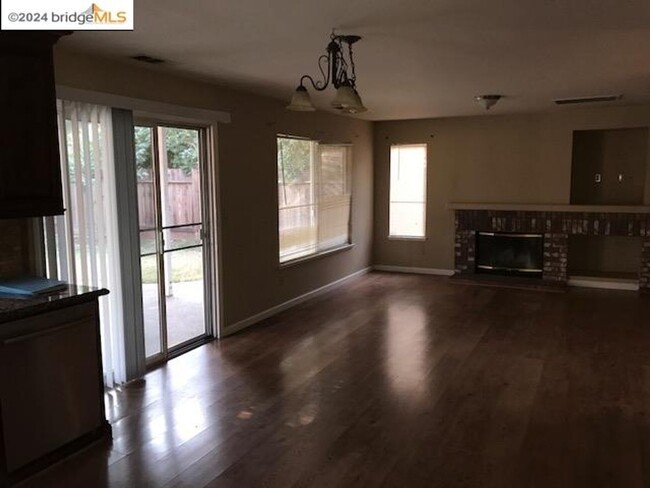 Building Photo - Ideal Salida Neighborhood! Upgraded lamina...