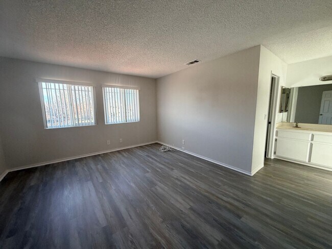 Building Photo - 3+2.5 Two Story in Tehachapi City