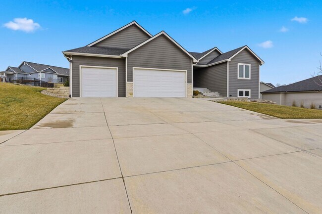 Building Photo - Stunning 6 Bed, 3 Bath Heritage Hills Home | 3-Car Garage | Walk-Out Basement