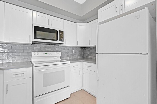 Building Photo - Modern Living in Miramar – 2 Bed/2 Bath Co...