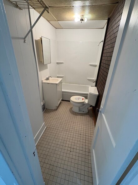 Building Photo - 522 W Allen St