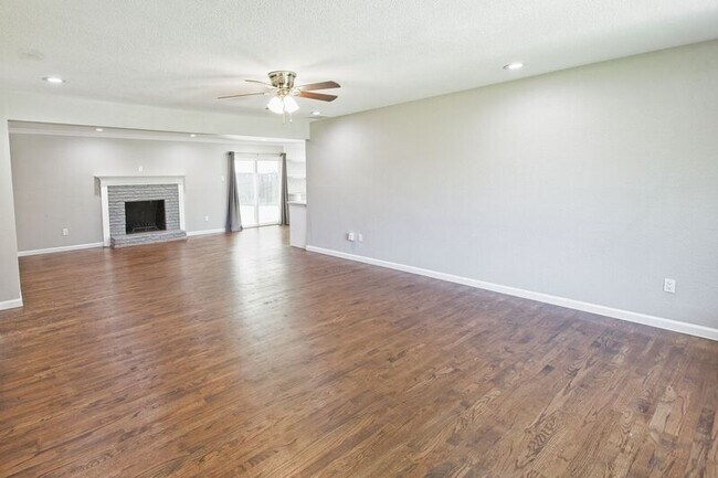 Building Photo - 304 S Grove Rd