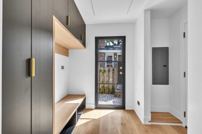 Building Photo - 623 Echo Ln