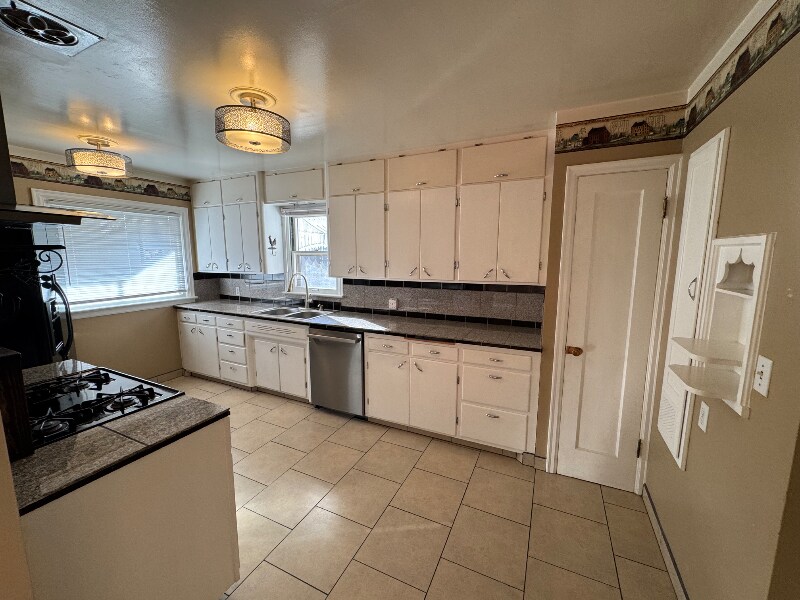 Building Photo - 825 E 35th Ave