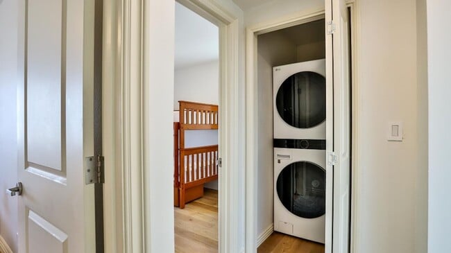 Building Photo - Downtown HB Furnished Flexible Term Rental