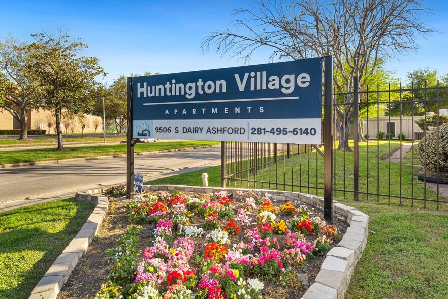 Primary Photo - Huntington Village And Cambridge Crossing