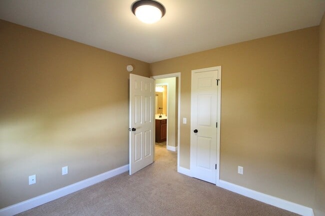 Building Photo - 800 Carson Cir