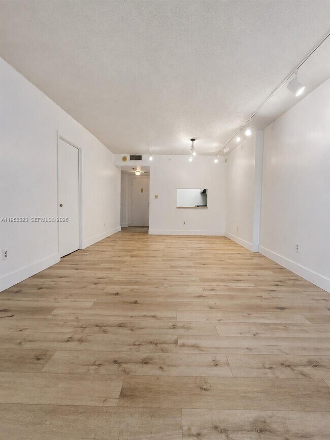 Building Photo - 1470 NE 123rd St