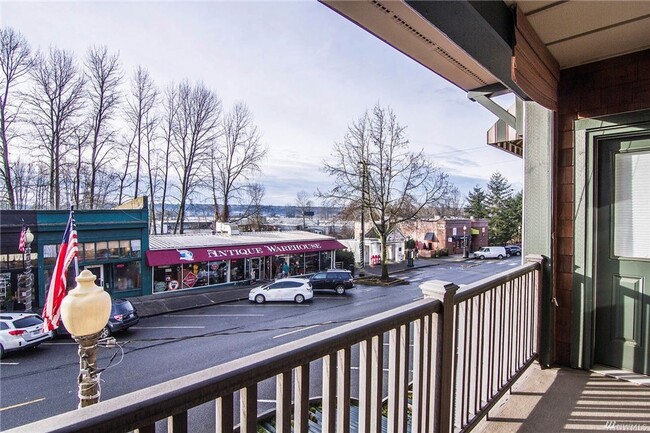 Building Photo - Dwntn Snohomish, private balcony, 3 bdrm, ...