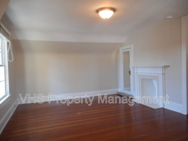 Building Photo - 815 Bright St