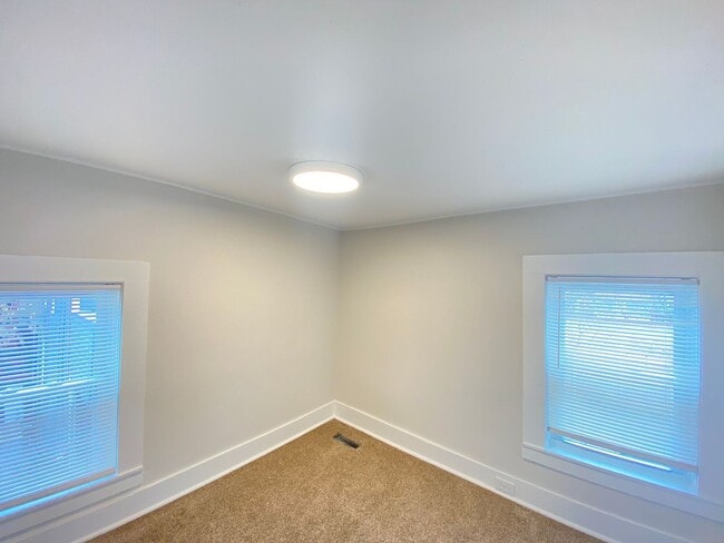 Building Photo - 8 Parkinson Ct