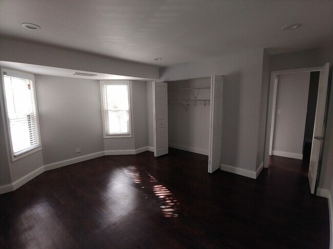 Building Photo - 2212 Country Club Dr