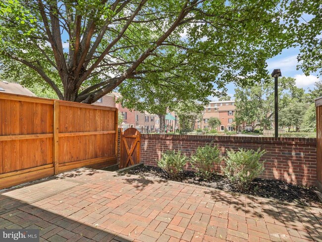 Building Photo - 811 Gibbon St