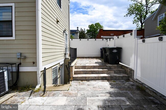 Building Photo - 901 Lawrence St NE