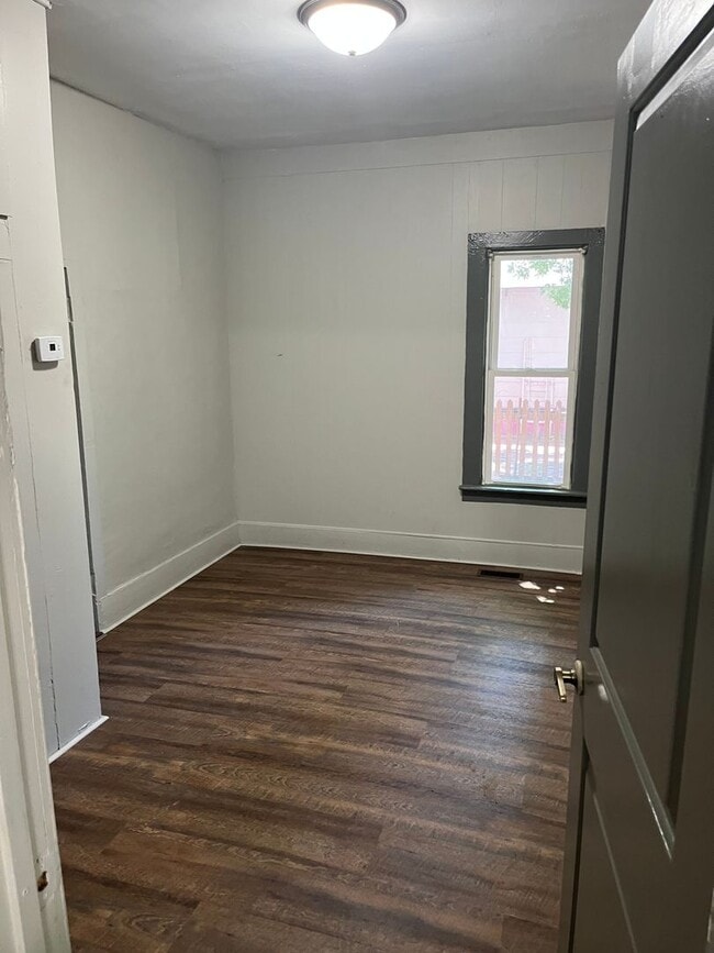 Building Photo - $795 - 3 bed 1 bath - Single Family Home