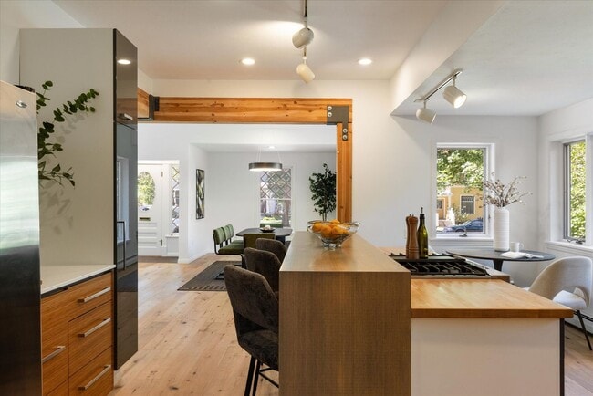 Building Photo - Open Concept Historic Home in Downtown Boz...