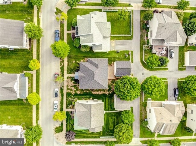 Building Photo - 240 Davis St