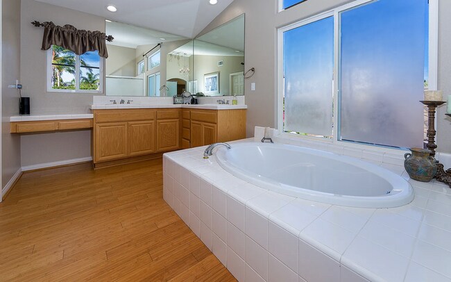 Building Photo - Stunning 5-Bedroom Castaic View Home for Rent!