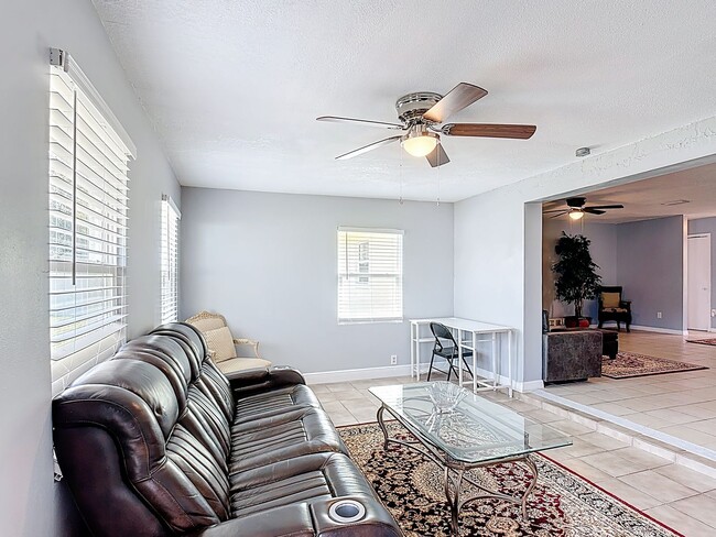 Building Photo - 3 Bedroom Home in Poinciana