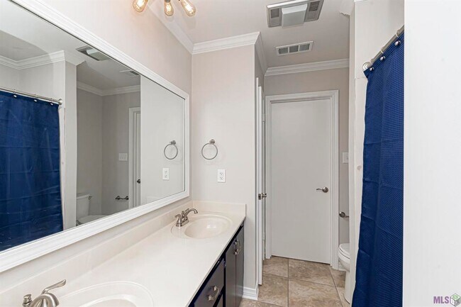 Building Photo - 2 Bedroom Townhome off Jefferson & Bluebonnet Blvd- Pet Friendly