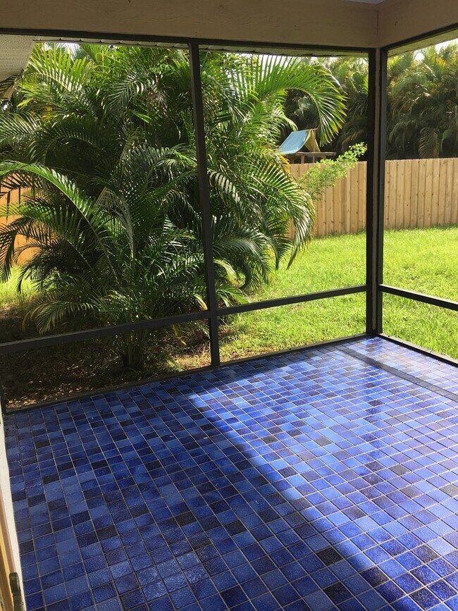 Building Photo - 3/2 SCREENED PORCH & FENCED-IN BACKYARD HOME