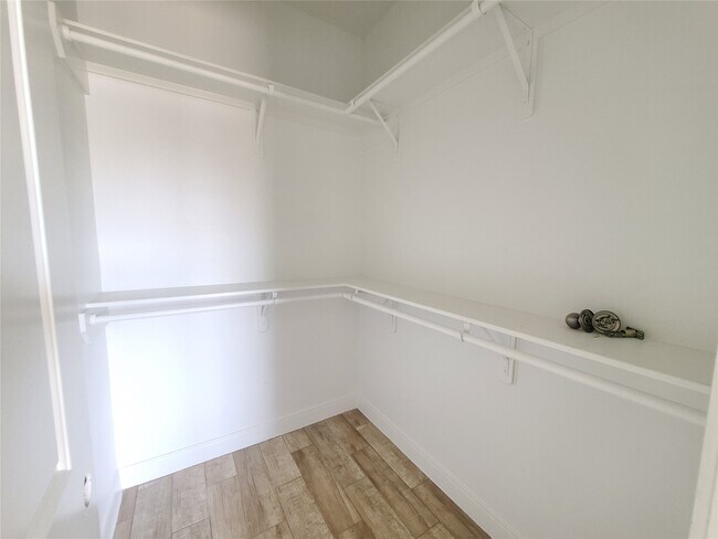 Building Photo - 501 E Davis St