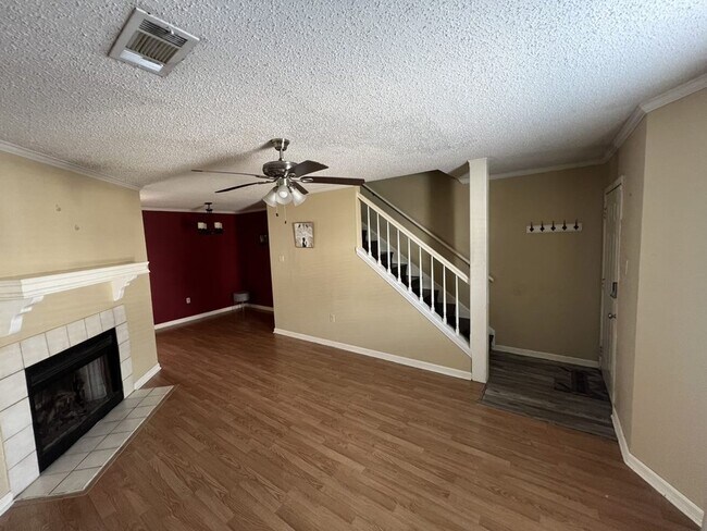 Building Photo - Beautiful 2 Bed, 2.5 Bath townhome on Jefferson Hwy