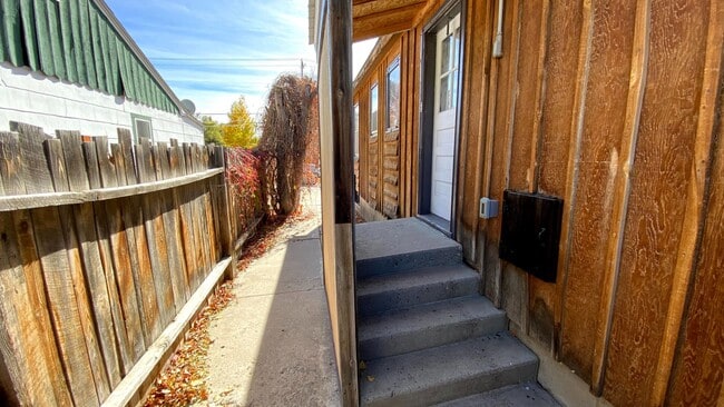 Building Photo - 4 Bedroom 1.5 Bath House with Washer and D...