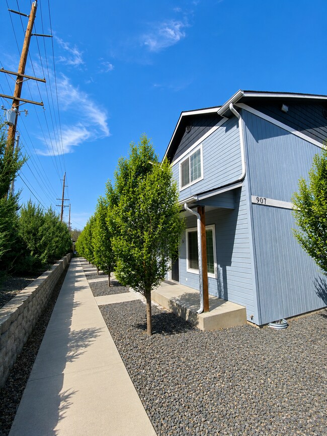 Building Photo - Private Patios, Walk-In Closets & A Spacious Layout!