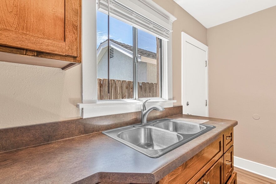 Building Photo - 1460 Gaviota Ave