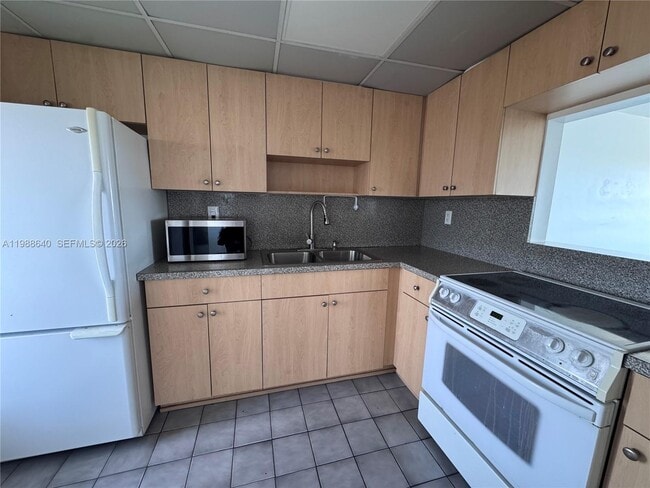 Building Photo - 1400 SW 27th Ave