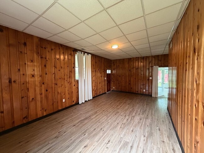 Building Photo - 2 bedroom, 1 bath home near Harding Place