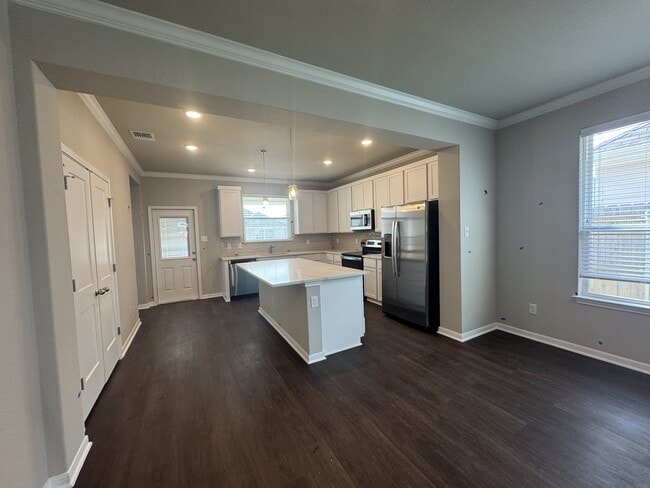 Building Photo - 617 La Parra Bend