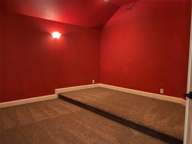 Building Photo - 2425 Lynbridge Dr