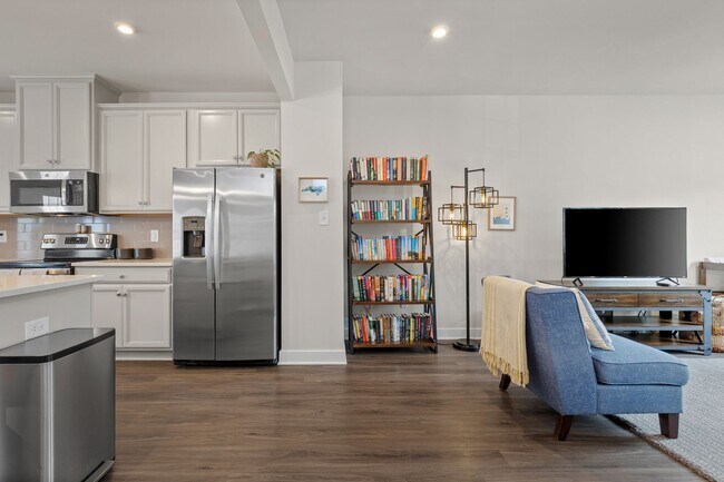 Building Photo - Luxurious three-story townhome with owner's suite and high-end finishes