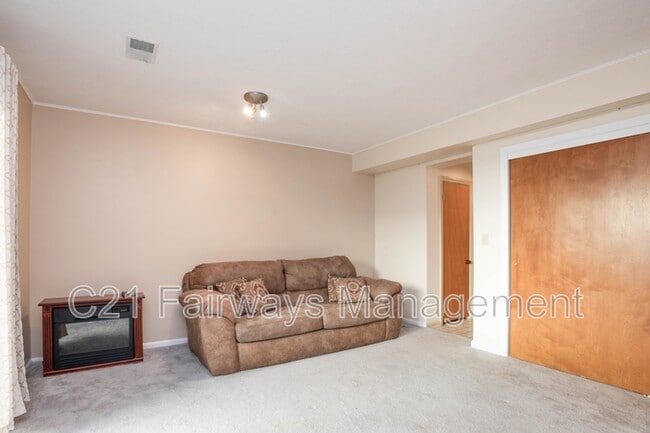 Building Photo - 804 Fairways Dr