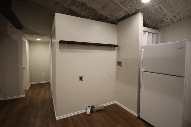 Building Photo - 213 N Waldrip St