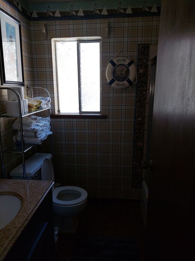 Building Photo - Large furnished 4 bedroom home with 2 car ...