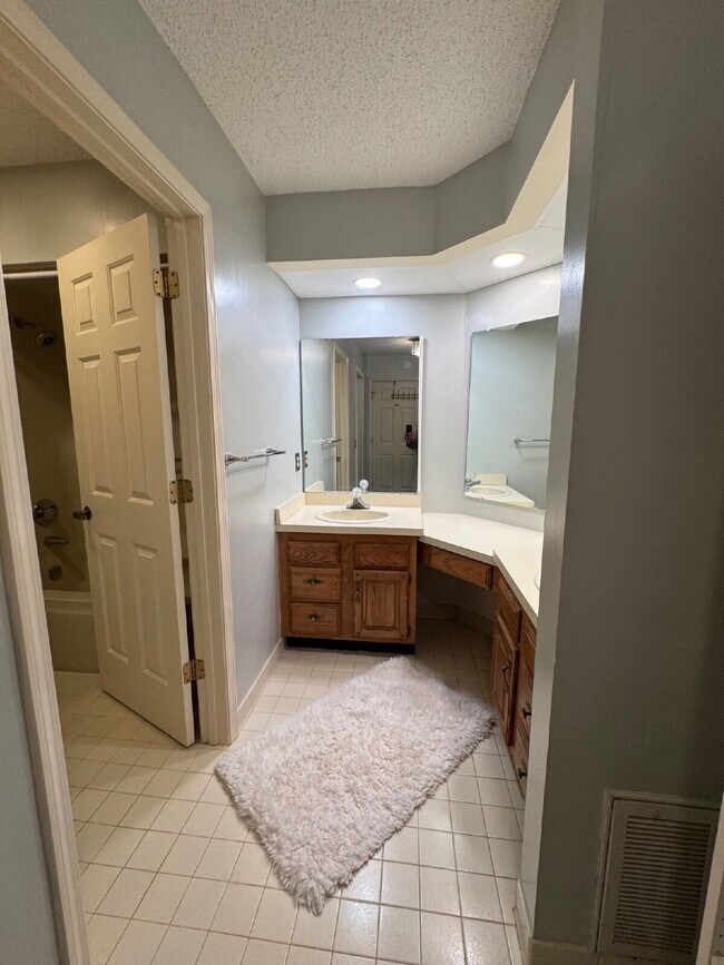 Building Photo - "Charming 2-Bedroom Condo with Cozy Fireplace in Hendersonville – 1603 Sq Ft of Comfort!"