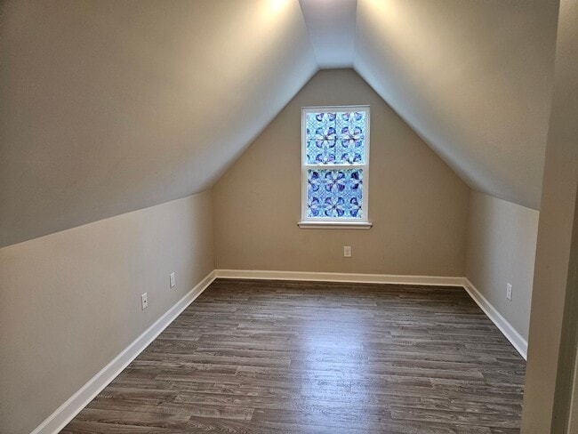 Building Photo - Charming 3-bedroom, 2-bathroom unfurnished...