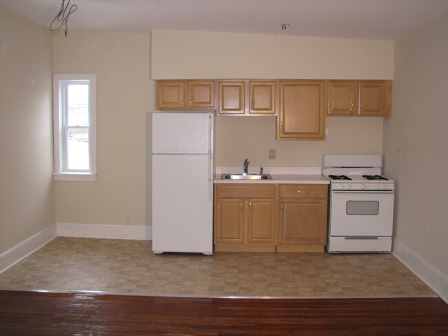 Primary Photo - 6 E King St