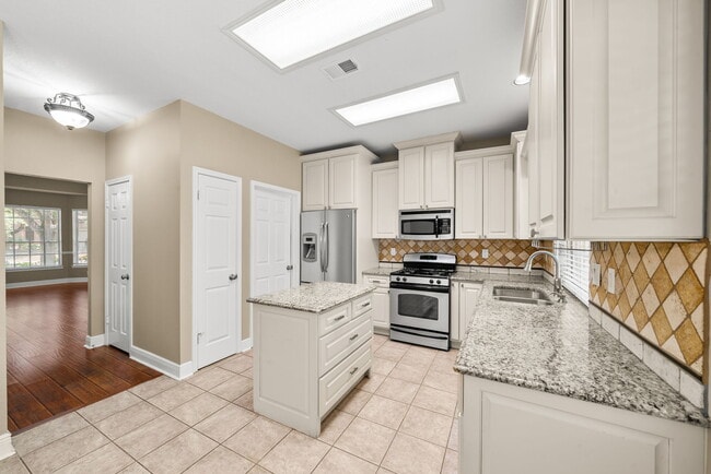 Building Photo - Spacious 4-Bed Home with Island Kitchen, Fireplace & Fenced Yard in San Antonio – 2,143 Sq Ft