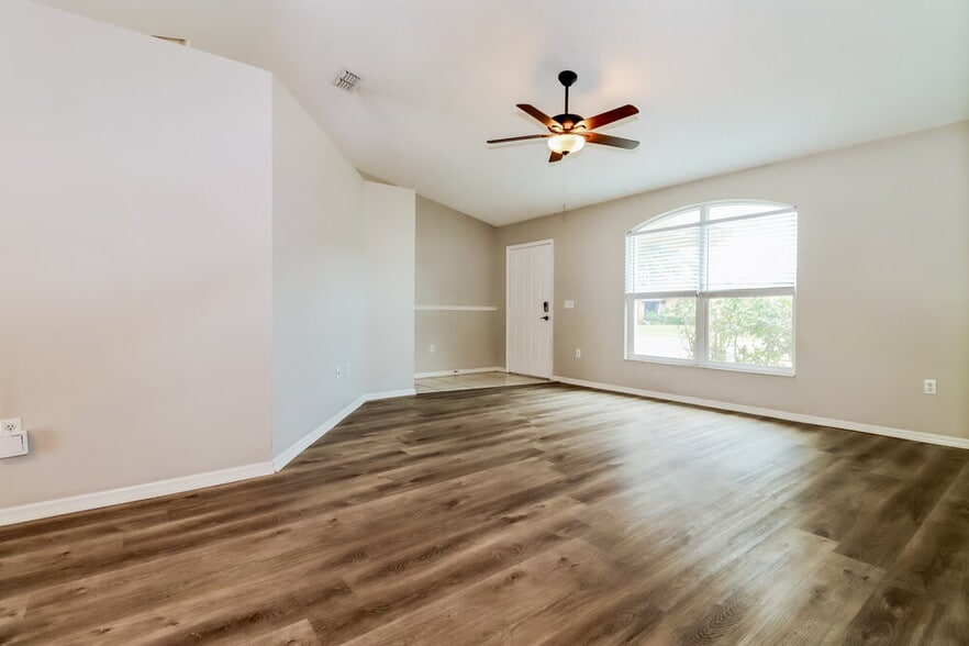 Building Photo - 8403 Yearling Ln