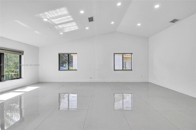 Building Photo - 1205 Wallace St