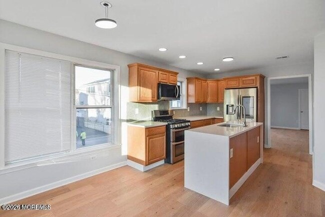 Building Photo - 410 Bayview Ave