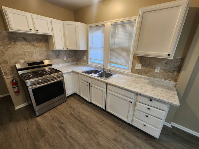 Building Photo - Charming 4-Bedroom Property in Prime Location